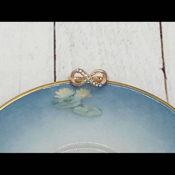 🌹Rose Gold Infinity Ring 🌹 - Picture 2 of 5